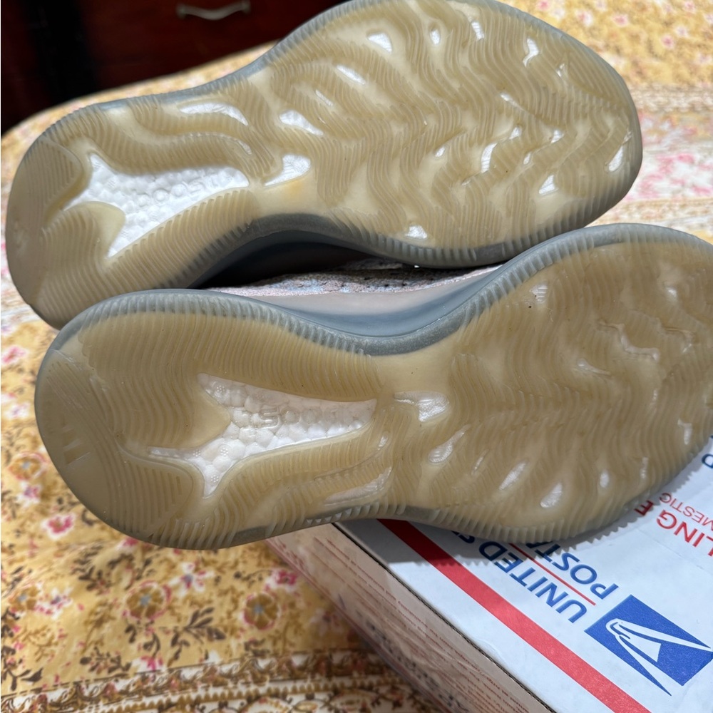Stylish Sneakers in Cream and Tan - Picture 3 of 12